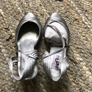 Brand new silver dyeable wedding/formal shoes!